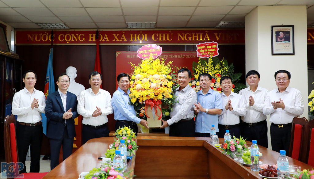 Các đồng chí lãnh đạo tỉnh Bắc Giang thăm, chúc mừng doanh nghiệp, doanh nhân nhân dịp kỷ niệm...|https://xtdt.bacgiang.gov.vn/web/chuyen-trang-doanh-nghiep/chi-tiet-tin-tuc/-/asset_publisher/xvhKq8xN5Qb2/content/cac-ong-chi-lanh-ao-tinh-tham-chuc-mung-doanh-nghiep-doanh-nhan-nhan-dip-ky-niem-ngay-doanh-nhan-viet-nam/20181