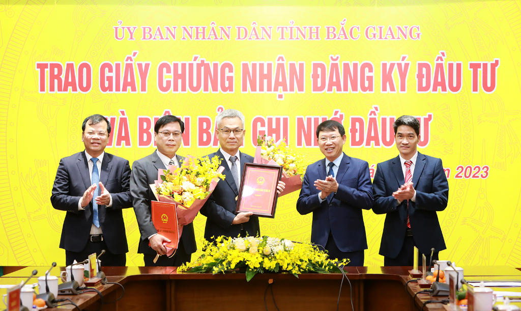 Bắc Giang trao Giấy chứng nhận đăng ký đầu tư và Biên bản ghi nhớ cho nhà đầu tư năm 2023