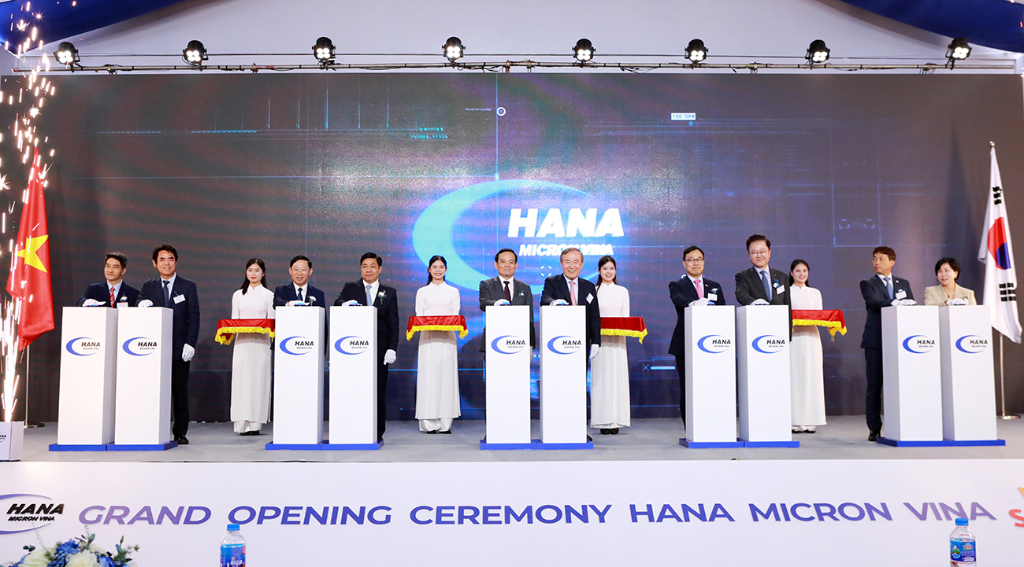 Phó Thủ tướng Trần Lưu Quang dự lễ khánh thành nhà máy sản xuất chất bán dẫn ở KCN Vân Trung, Bắc...